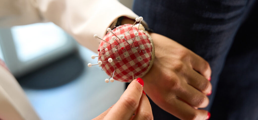 Omega-3-Fettsäuren und Gelenkgesundheit: Ein Nadelkissen als Metapher für Arthrose