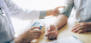 Eine Grafik zeigt die Bedeutung der Blutdruckmessung für die Herz-Kreislauf-Gesundheit und den Einfluss von Omega-3-Fettsäuren.