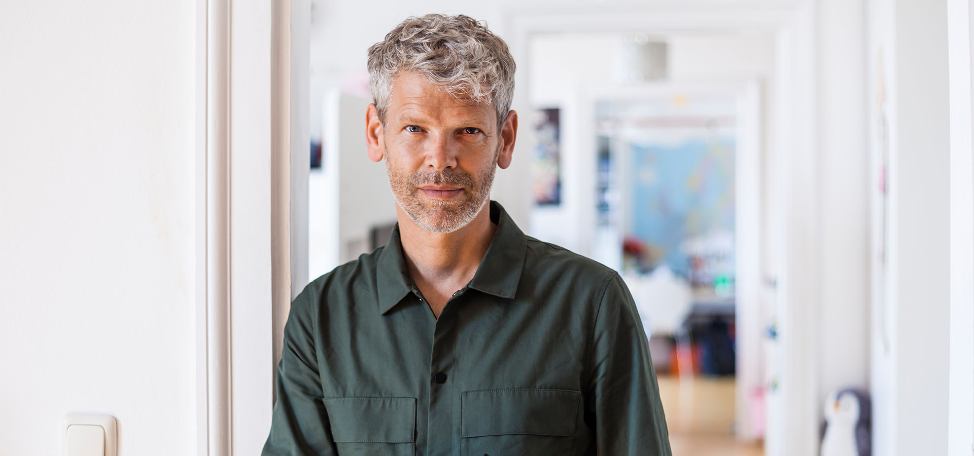 Ein Mann mit grauem Haar, der die Bedeutung von Omega-3 für ein längeres, gesünderes Leben hervorhebt.