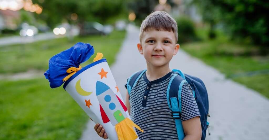 Erstklässler mit Schulranzen und Schultüte auf dem Schulweg – ein besonderer Start in die Schulzeit