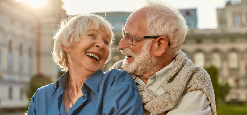Eine inspirierende Grafik zeigt ein glückliches Rentnerpaar, das die Lebensfreude im Alter feiert.