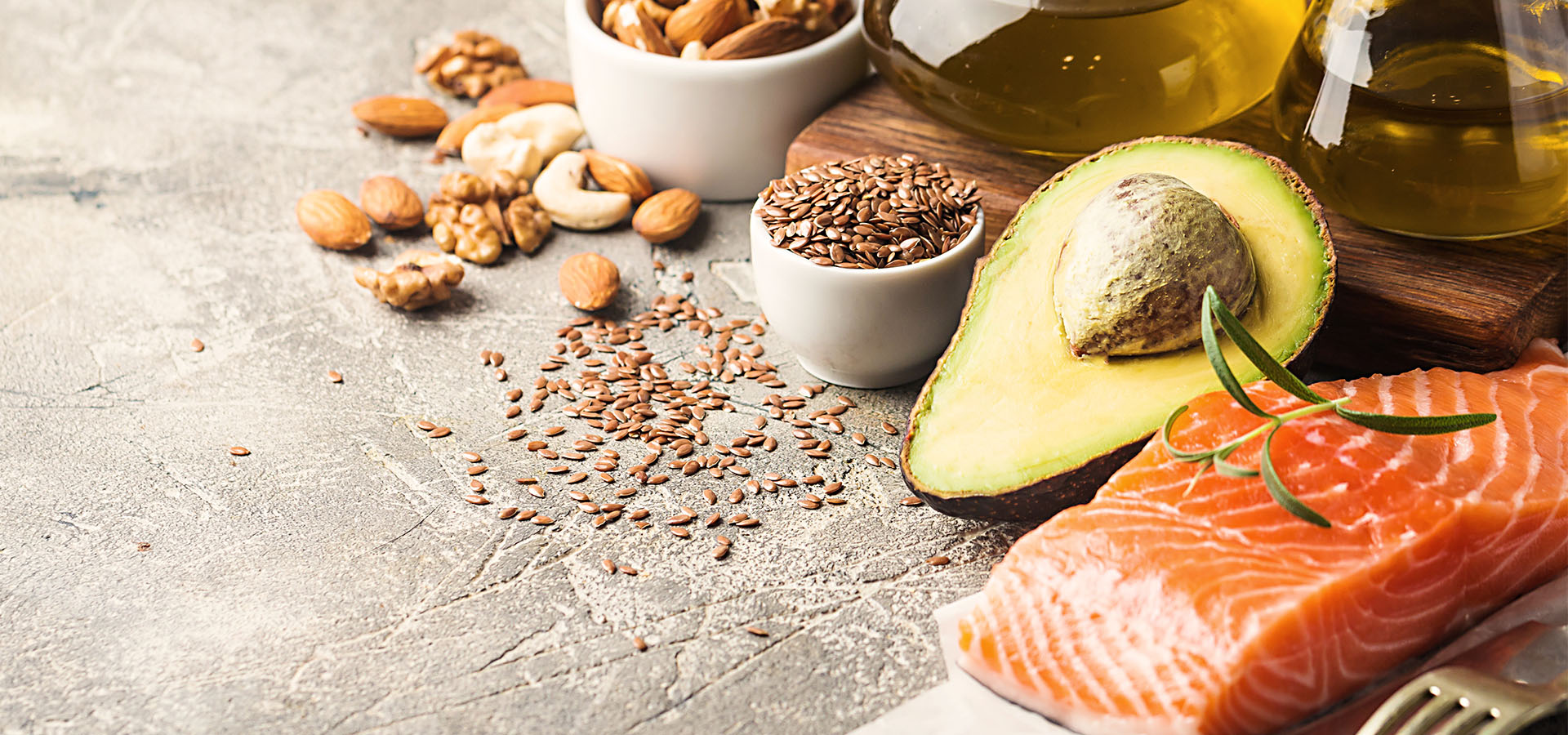 Bild zeigt verschiedene Lebensmittel, die reich an Omega-3-Fettsäuren sind, im Kontext der Gesundheit.
