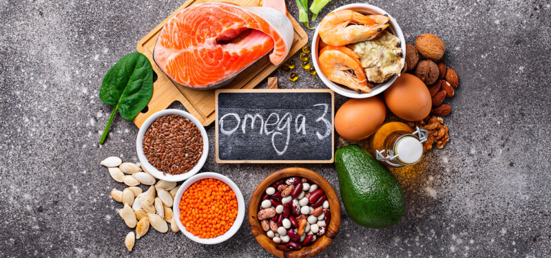 Bild von verschiedenen Omega-3-reichen Lebensmitteln, die die Vielfalt der Auswahlmöglichkeiten für individuelle Bedürfnisse zeigen.