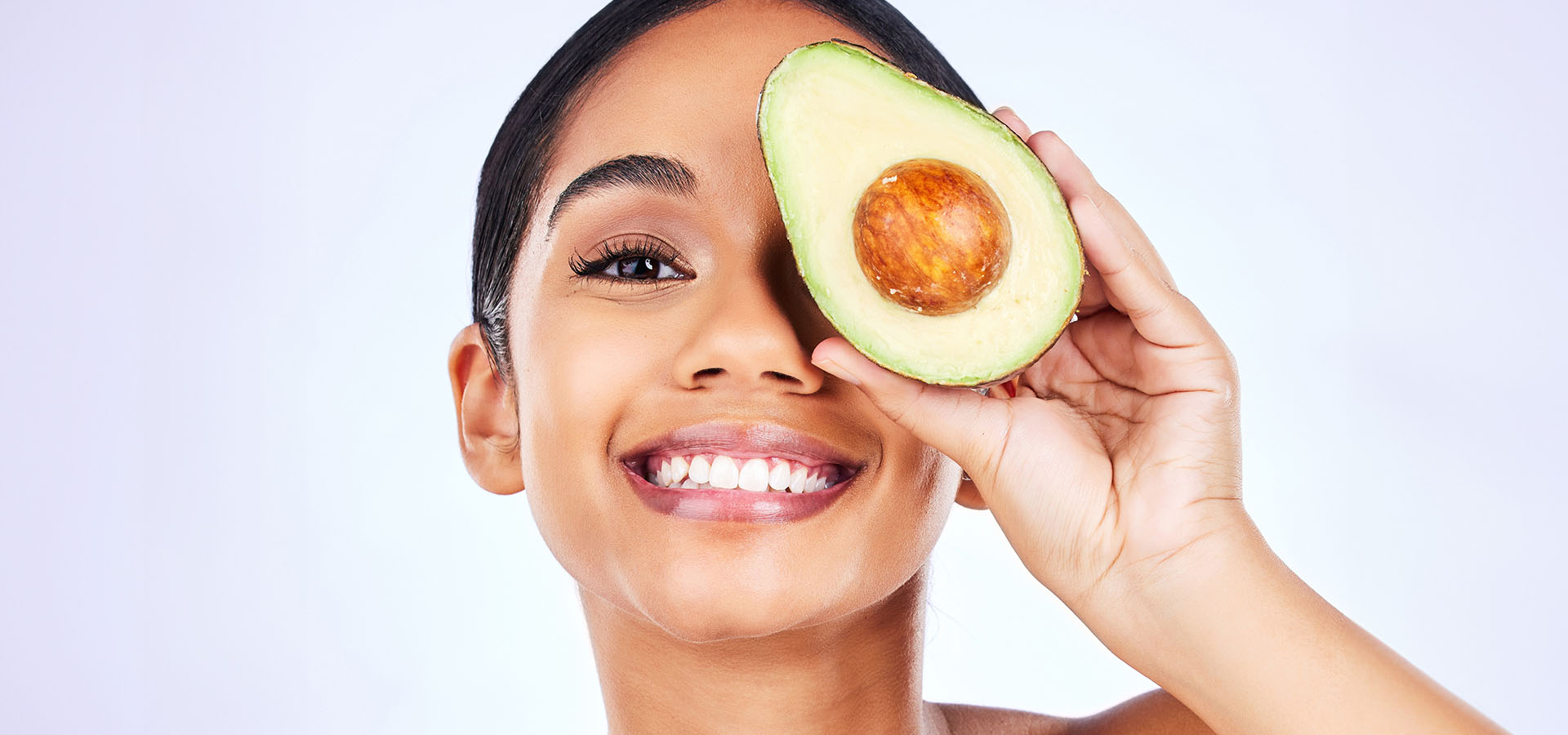 Bild einer Frau, die Avocado-Gesichtspflege durchführt, im Kontext von Omega-3 für die Augengesundheit.