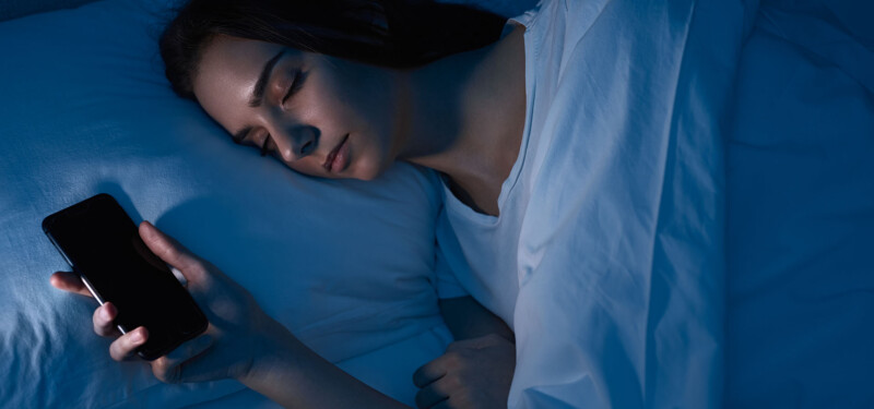 Omega-3 und Schlafqualität: Das Bild zeigt eine schlafende Frau